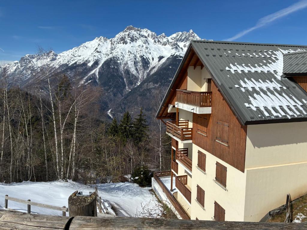 Mountain ski apartment with superb views - 2
