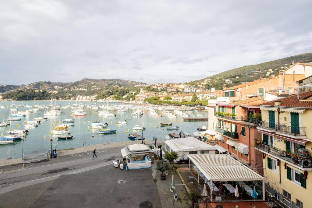 Bright Sea-View Apartment on Two Floors in Lerici, up to 4 Guests - 4