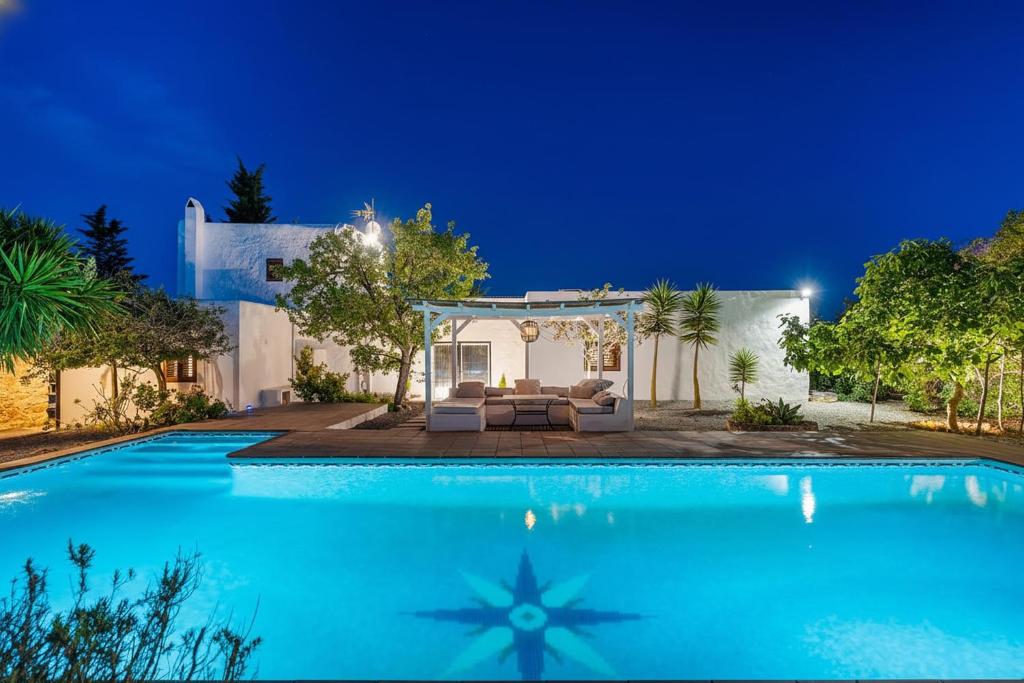 8 Guests Large Villa near Bossa Beaches & Airport - 1