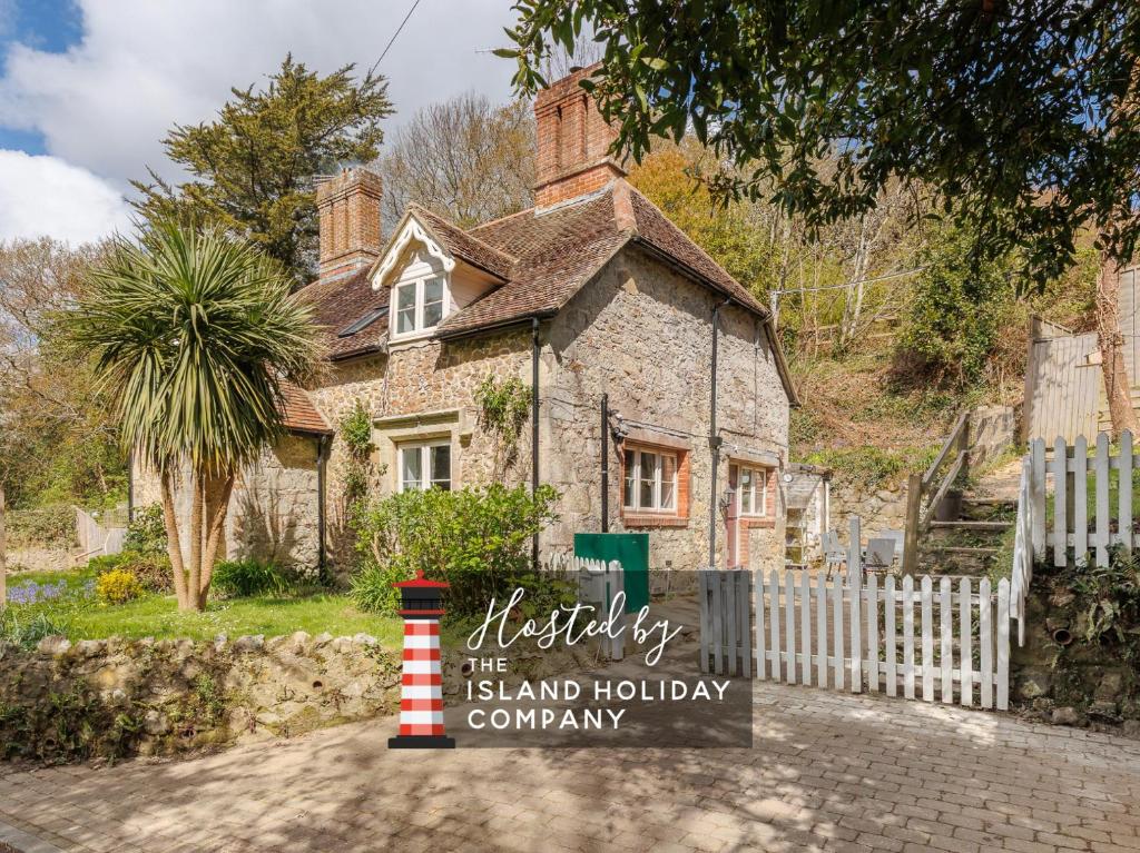 1 Apse Castle Cottage, Isle of Wight - pet-friendly stay