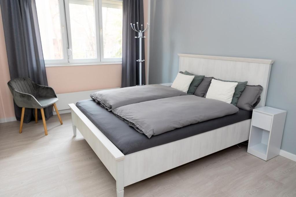 Stylish Apartment with Free WiFi 3 min to BIG Mall Quiet and Well Connected - 4