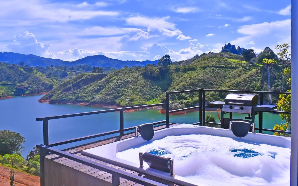 Vista de lujo al embalse guatape con Jacuzzi y Cerca a la piedra del peñol - 1