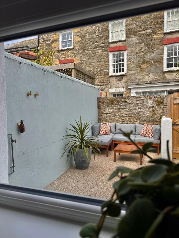 Palms 1, a dog-friendly apartment with a courtyard in central Newquay