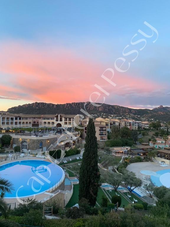 Vacances Cap Esterel PESSY appart 4 personnes avec une magnifique vue mer piscines et massif de l Esterel - 3