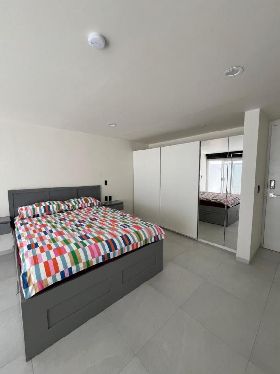 Bonito espacio de habitación con terraza, cocina y baño privado en Casa Oasis Malvas - World Cup visitors welcome! - 1