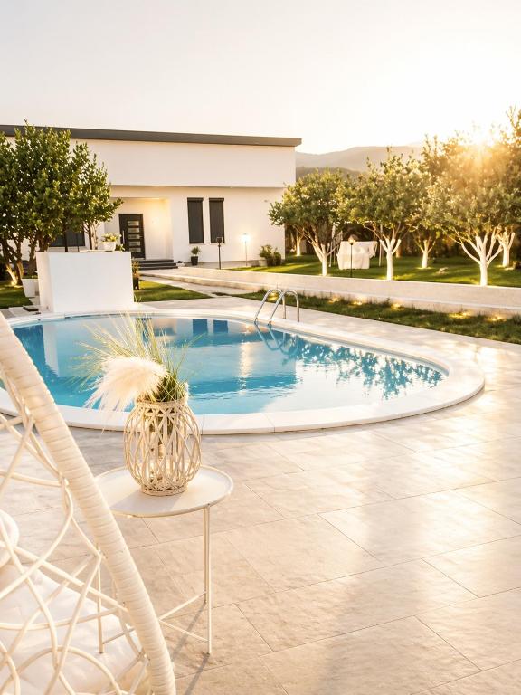 Relax Villa with Pool - 4