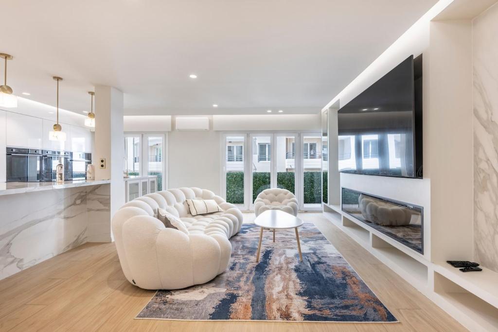 Juan-les-Pins 2BR Design Apt Walk to Beach - 1