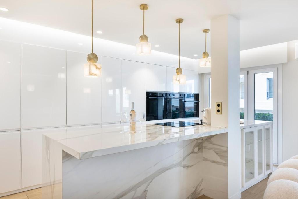 Juan-les-Pins 2BR Design Apt Walk to Beach - 3