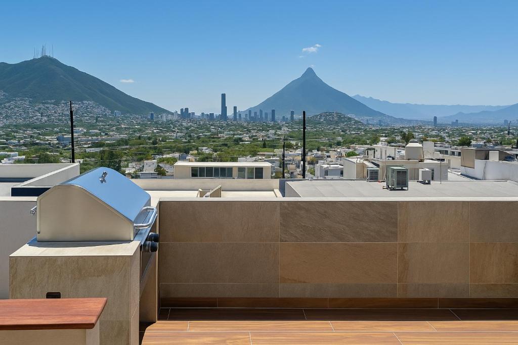 Hermosa Casa con Espectaculares Vistas al Sur de Mty - 1