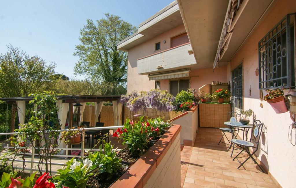 2 Bedroom Gorgeous Apartment In Marina Di Massa - 5