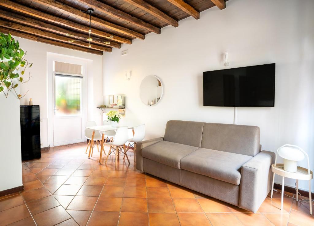Quiet Trevi Fountain Apartment Courtyard & Patio - 3