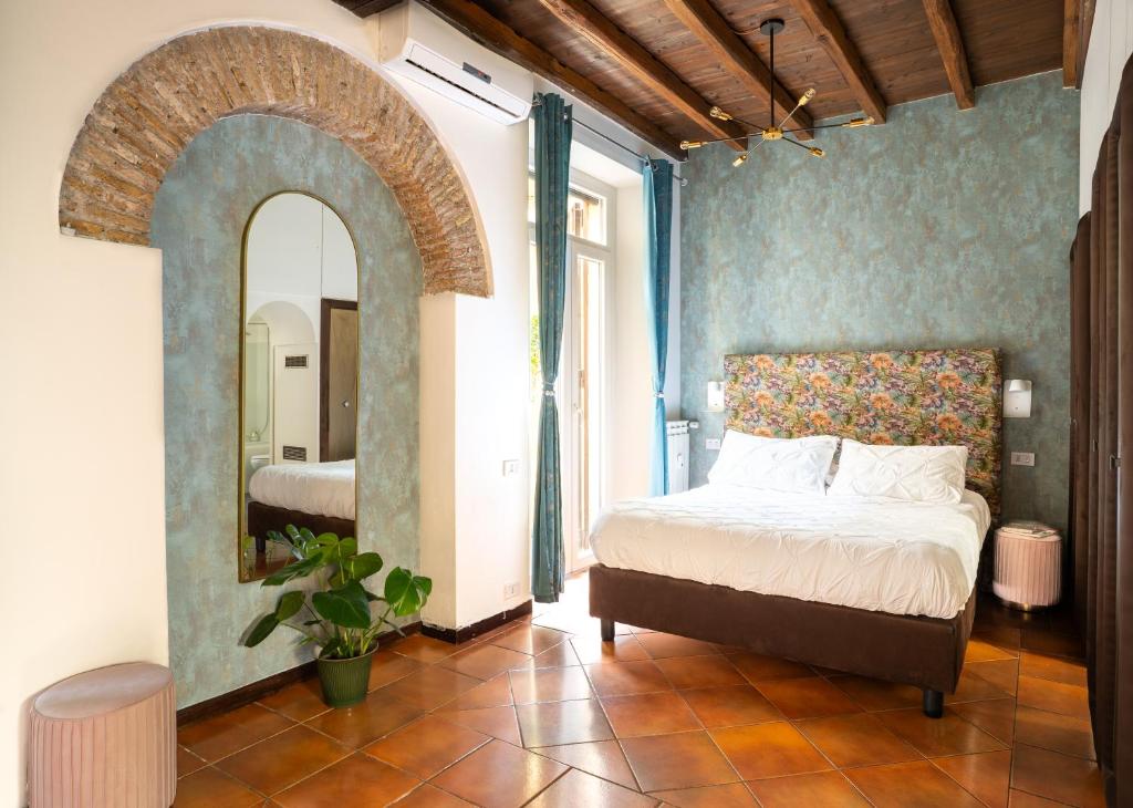 Quiet Trevi Fountain Apartment Courtyard & Patio - 1