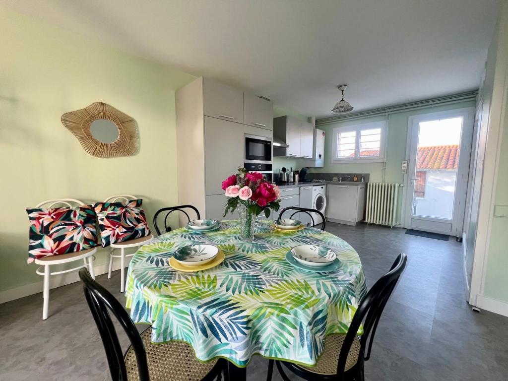 Jolie Maison 2 chambres avec Jardin à Royan - Idéal Familles - Parking Gratuit - Confort Tout équipée - 3