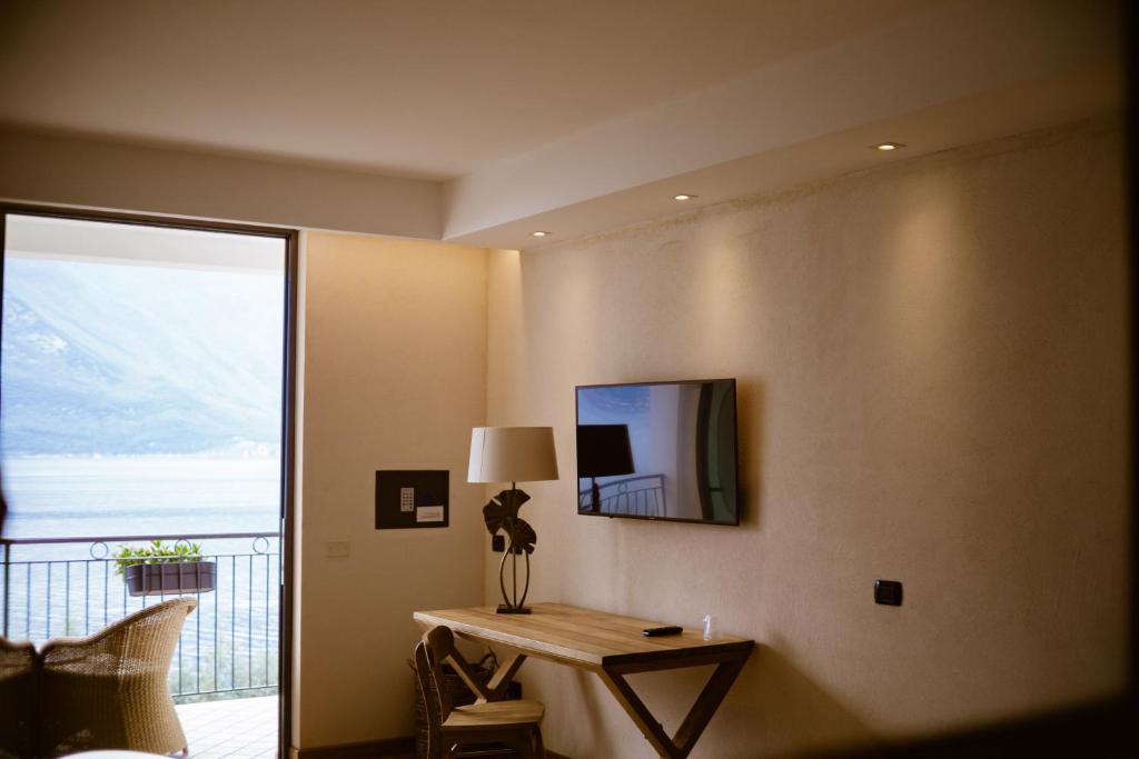 Hotel Mercedes — Hotel rooms in Limone sul Garda, Lombardy
