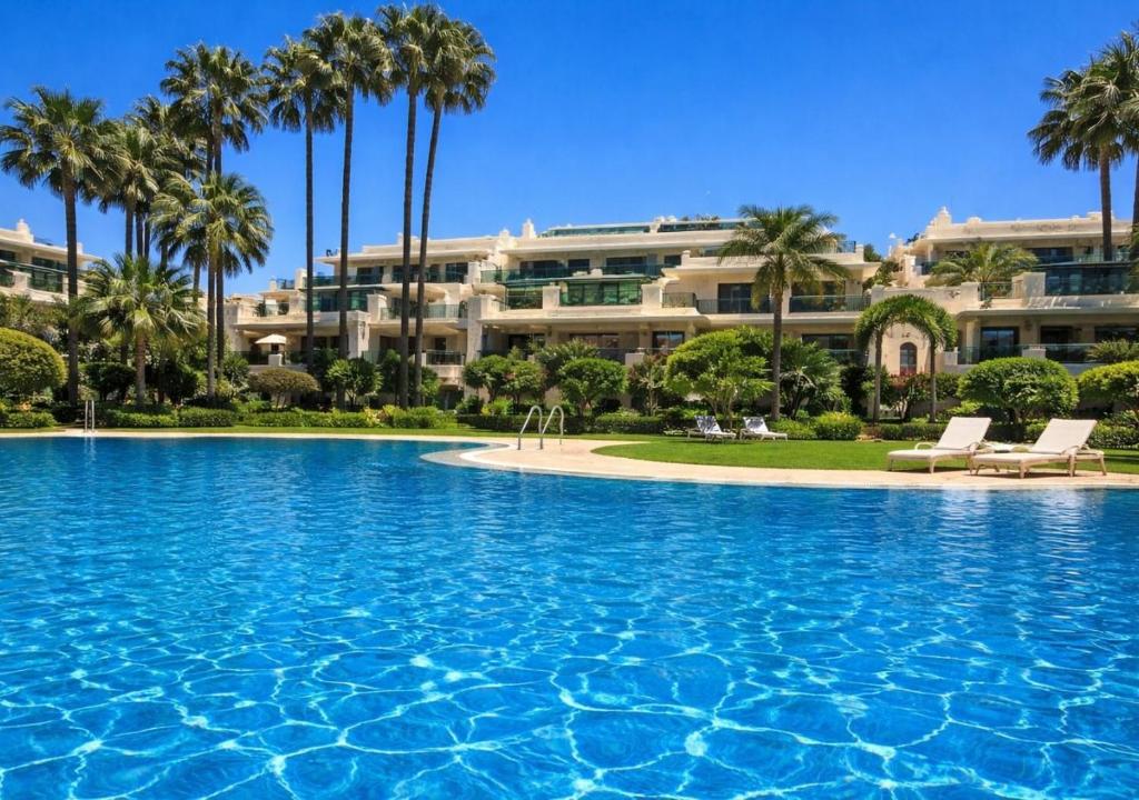 StayatSas Marbella Luxury 2 BR Apartment, 80 m2 Private Terrace, Huge Pools, Private Parking Walk to Beach & Puerto Banús - 2