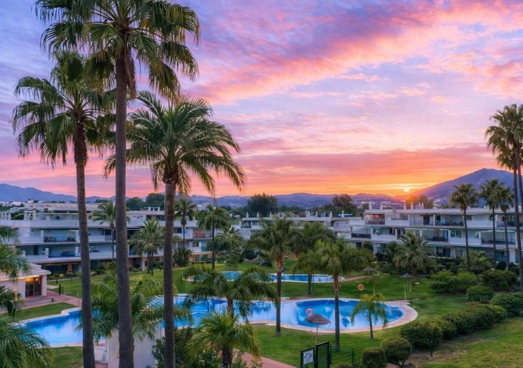 StayatSas Marbella Luxury 2 BR Apartment, 80 m2 Private Terrace, Huge Pools, Private Parking Walk to Beach & Puerto Banús - 5