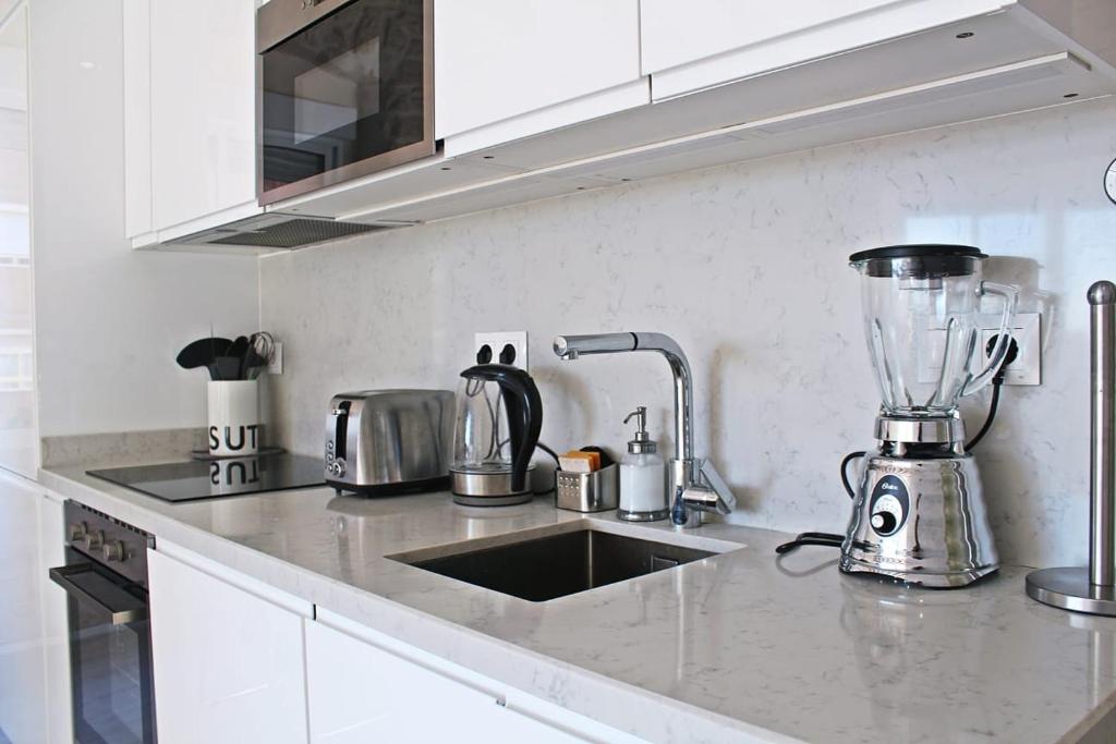 Alicante City Center Apartment - 3BR Luxury, Renfe Station View, Lift - 3