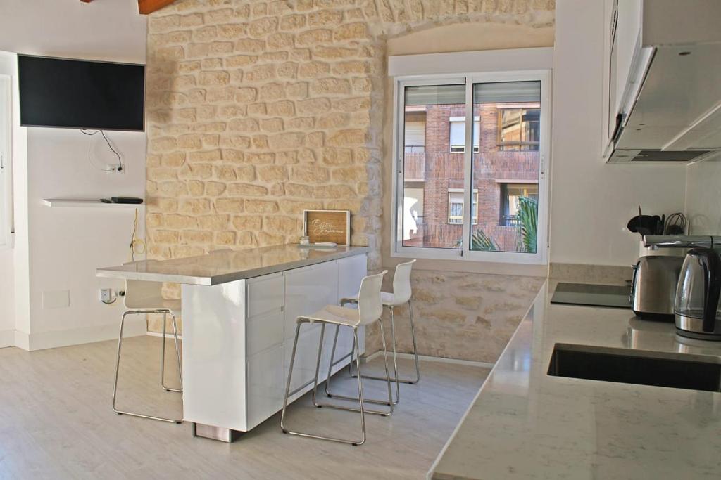 Alicante City Center Apartment - 3BR Luxury, Renfe Station View, Lift - 4