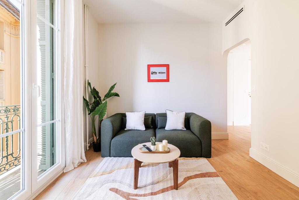 One-Bedroom Apartment in Carré D'Or, 200m beach - 3