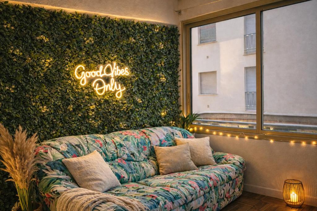 Cannes Croisette Beach - Spacious 2 Bedroom and Terrace - 3