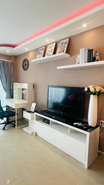 Shared lounge/TV area