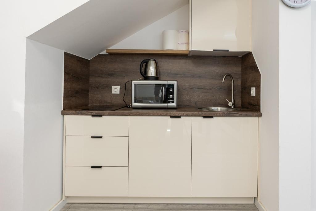 Steps to the Old Bridge - with FREE PARKING - 3