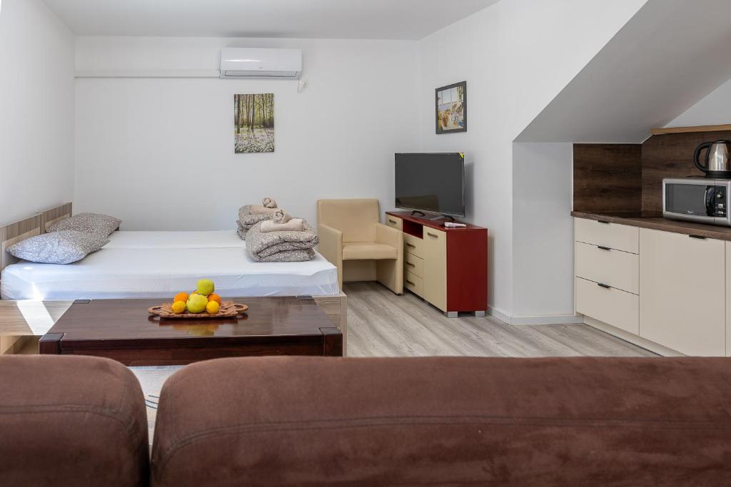 Steps to the Old Bridge - with FREE PARKING - 2