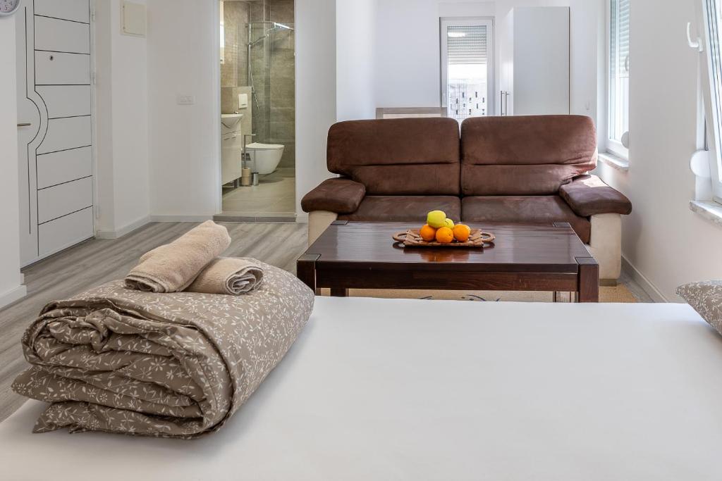 Steps to the Old Bridge - with FREE PARKING - 5