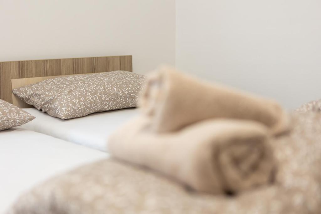 Steps to the Old Bridge - with FREE PARKING - 4