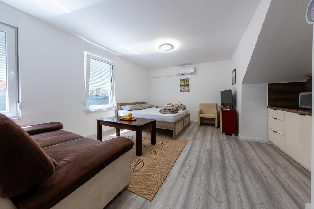 Steps to the Old Bridge - with FREE PARKING - 1