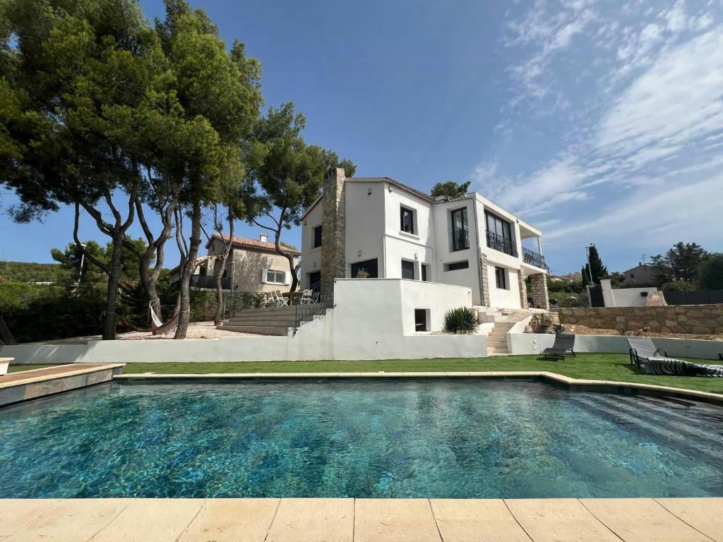 Villa With Pool Near The Beach In Bandol - 2