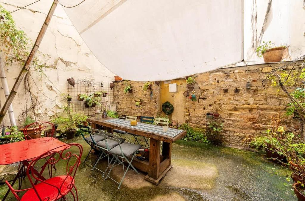 Le Marais - Private 3BR House with Terrace - 4