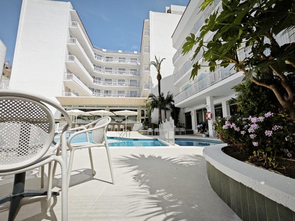 Hotel Miami Calella - El de siempre, como nunca — Swimming pool in Calella, Catalonia