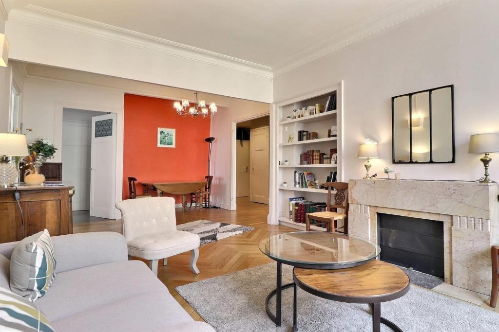 Premium Two-Bedroom Apartment with Balcony and Secure Parking Lyon 6th - 3