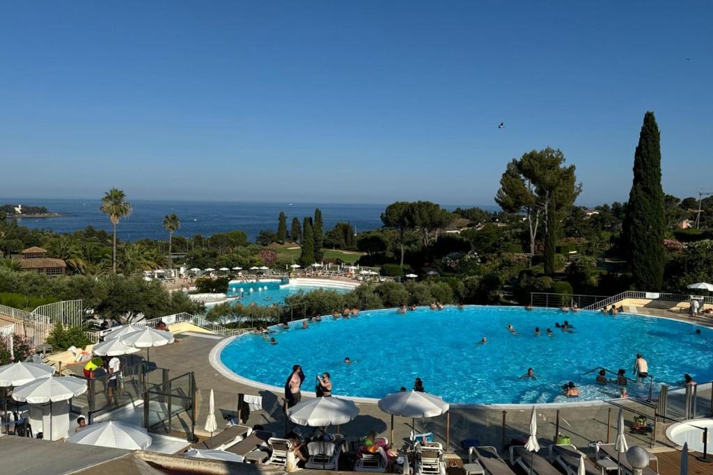 Cap Esterel 2 pièces Climatisé Vue Mer et piscines Réf E1 219 - 1