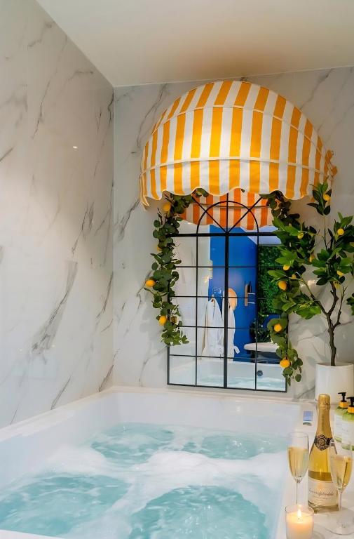 Ciao Bella Wellness Suite - Luxury Jacuzzi, Massage Table & AC in Central Nice - 2