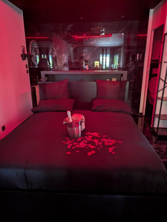 Romantique room,salon massage,mirroir,croix,parking - 3
