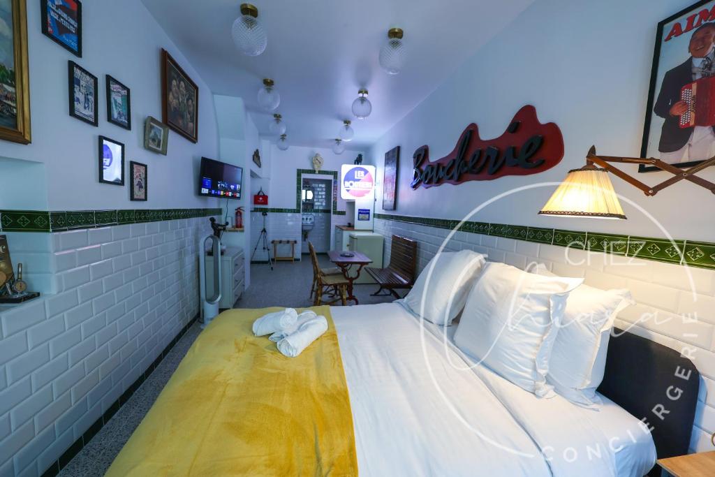 Paris Retro Bistro Escape Authentic & Cozy - 4