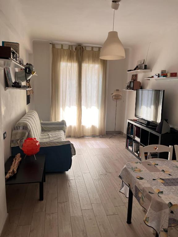 Grand F2 60mq centre Antibes, proche plages, commerces, 2 balcons, parking, train, bus, deco vintage, pet friendly - 1