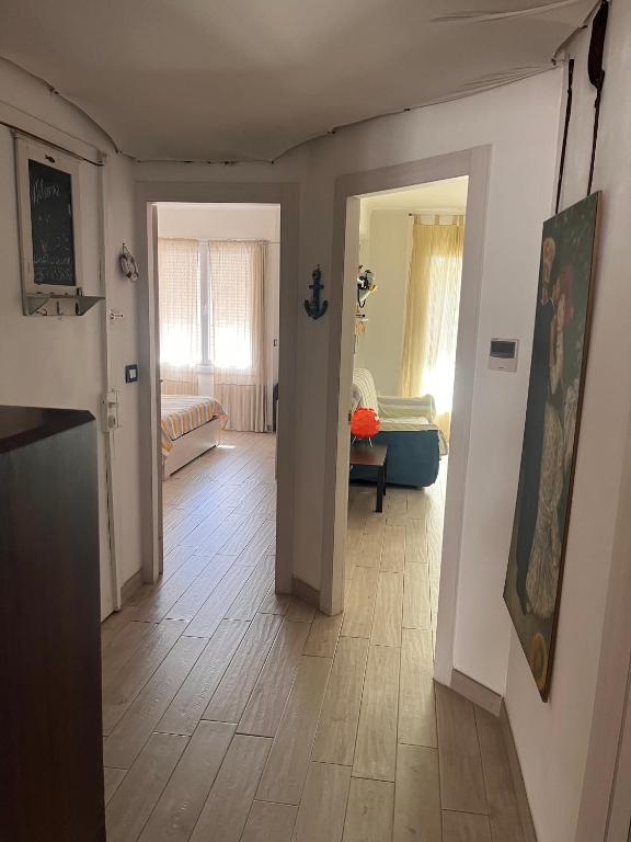 Grand F2 60mq centre Antibes, proche plages, commerces, 2 balcons, parking, train, bus, deco vintage, pet friendly - 2