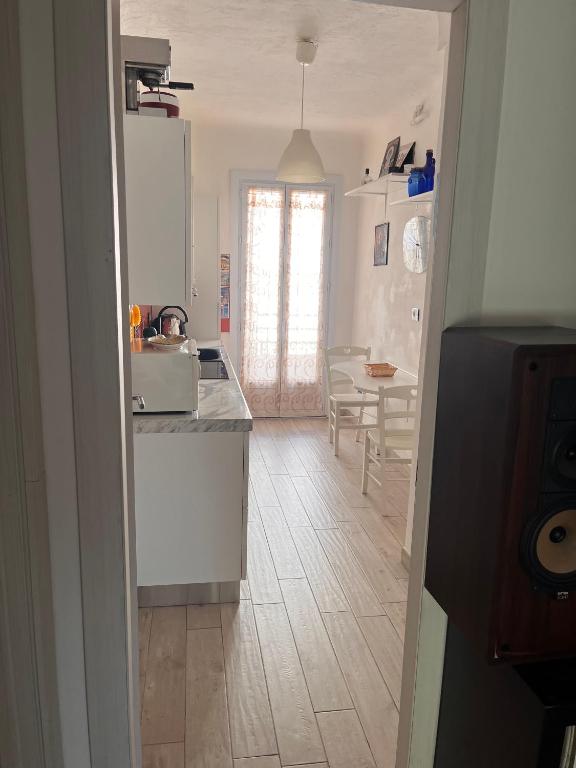 Grand F2 60mq centre Antibes, proche plages, commerces, 2 balcons, parking, train, bus, deco vintage, pet friendly - 3