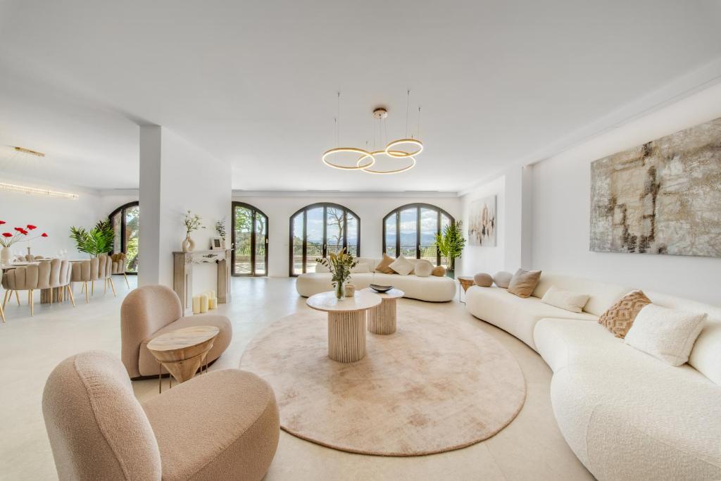 Panoramic-View Villa, 5 En-Suites, Pool, Sleeps 10 - 3