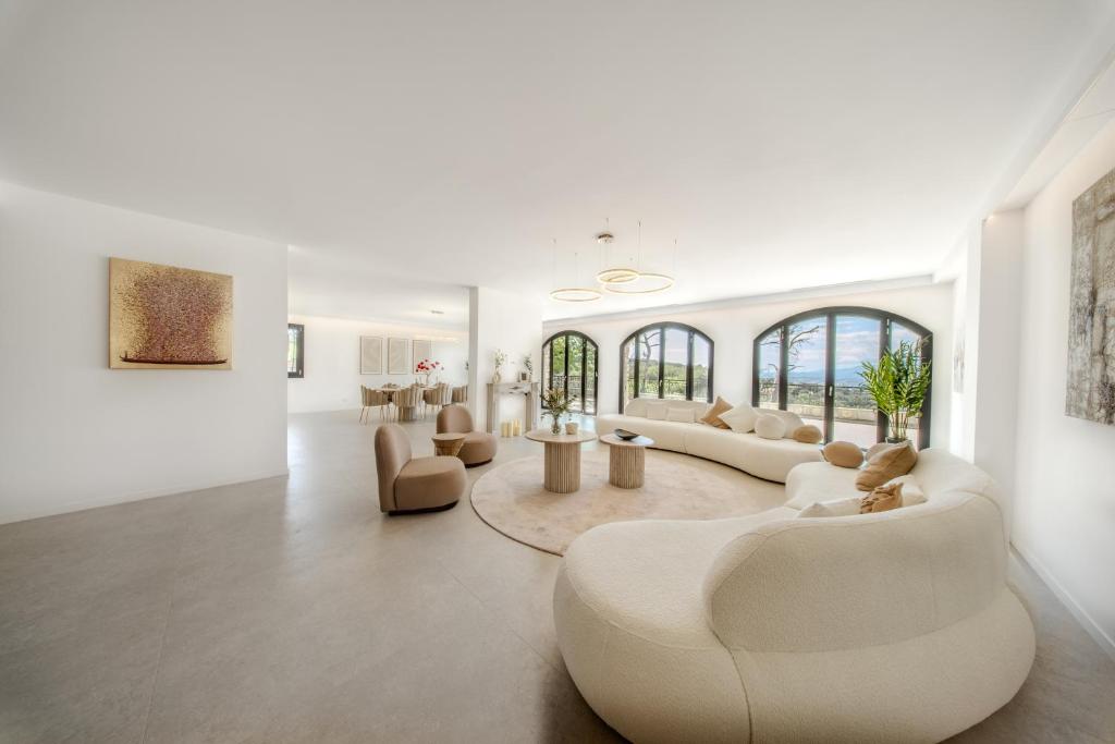 Panoramic-View Villa, 5 En-Suites, Pool, Sleeps 10 - 4