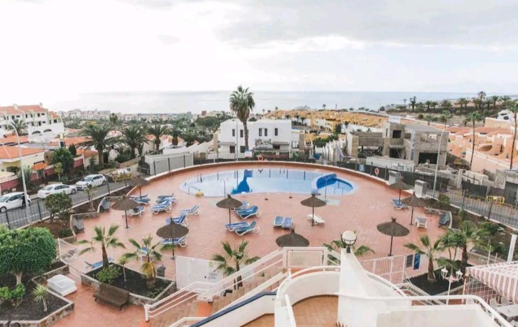Views, international channels, A-C, pool, bar - 4