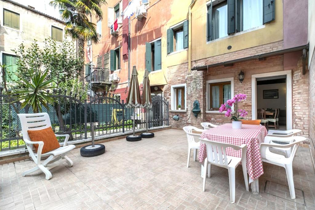 Venice Secret Garden Apt Steps from Biennale - 4