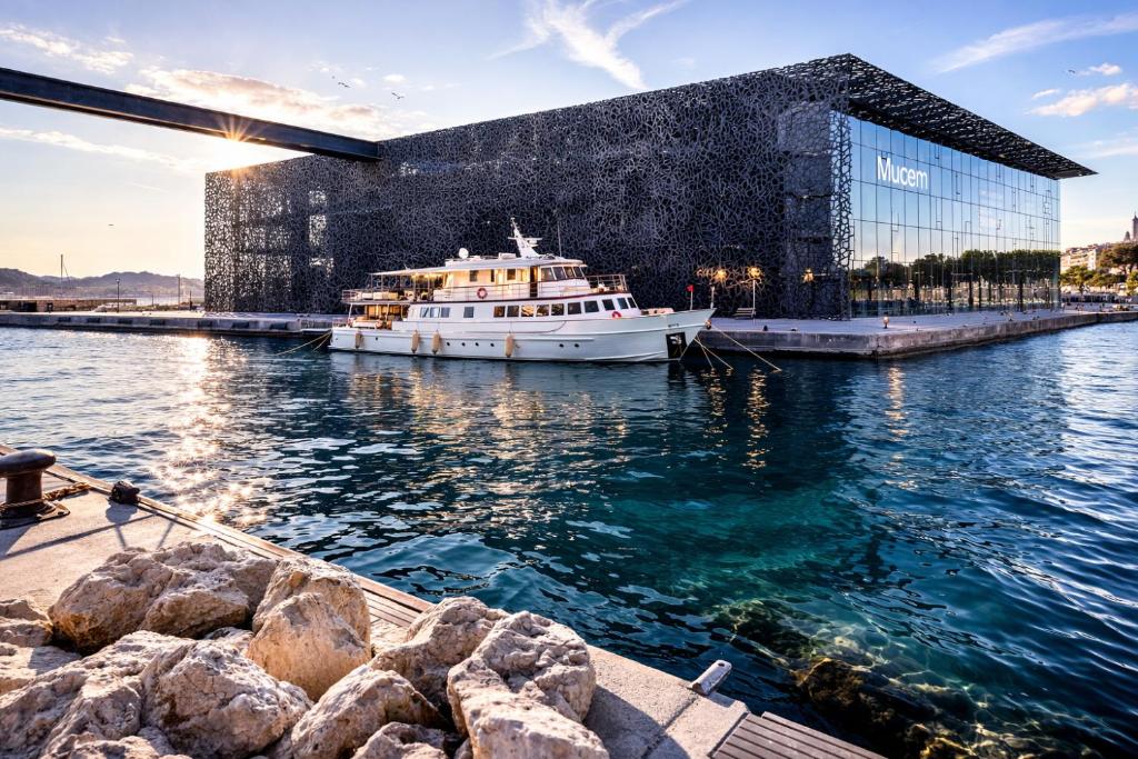 Yacht d'exception entièrement privatisé au Vieux-Port de Marseille - 1