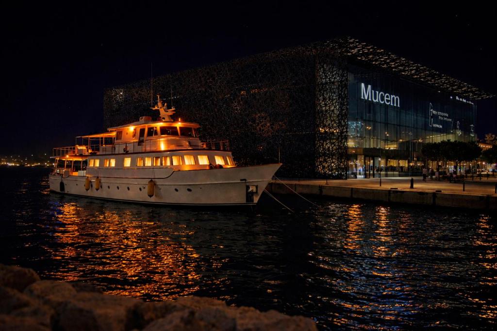 Yacht d'exception entièrement privatisé au Vieux-Port de Marseille - 3