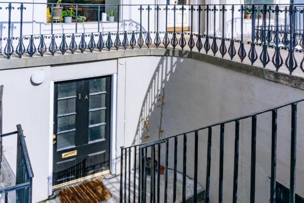 Homely 3 Bedroom central Edinburgh - dog-friendly self-catering near tram stop