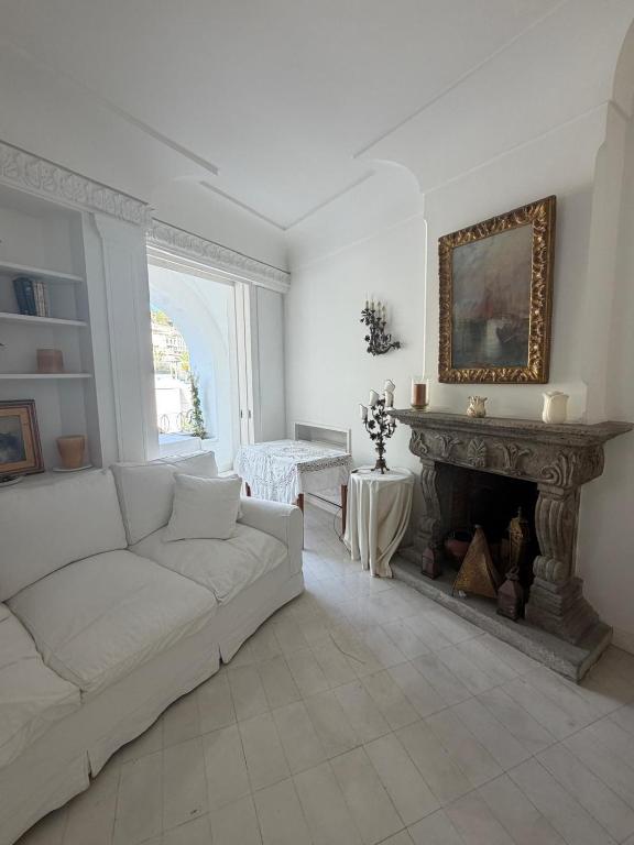White Suite Capri - 1