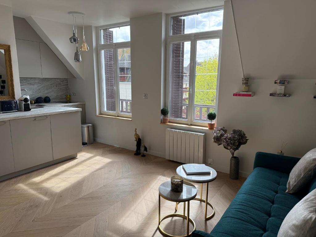 Appartement dans une Villa deauvillaise avec grand jardin, face à hôtel Royal, entièrement rénové, vue Royal et vue mer, 4 couchages - 5